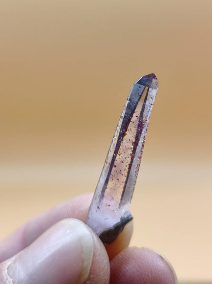 Amethyst Quarz mit roten Hämatit-Einschlüssen | Naturkristall mit klarer Spitze | Sammlerstufe– Erongo Namibia – Sammlerstufe Roh Kristall - Art of Nature Berlin