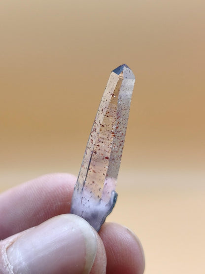 Amethyst Quarz mit roten Hämatit-Einschlüssen | Naturkristall mit klarer Spitze | Sammlerstufe– Erongo Namibia – Sammlerstufe Roh Kristall - Art of Nature Berlin