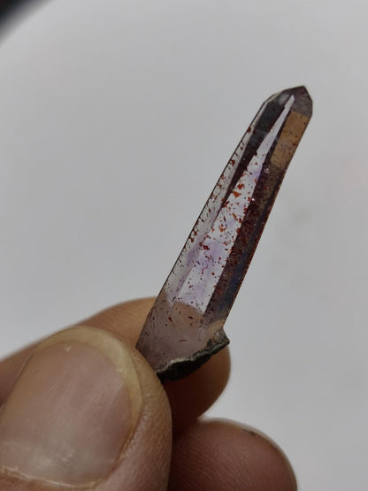 Amethyst Quarz mit roten Hämatit-Einschlüssen | Naturkristall mit klarer Spitze | Sammlerstufe– Erongo Namibia – Sammlerstufe Roh Kristall - Art of Nature Berlin