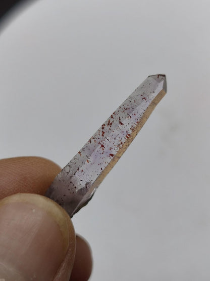 Amethyst Quarz mit roten Hämatit-Einschlüssen | Naturkristall mit klarer Spitze | Sammlerstufe– Erongo Namibia – Sammlerstufe Roh Kristall - Art of Nature Berlin