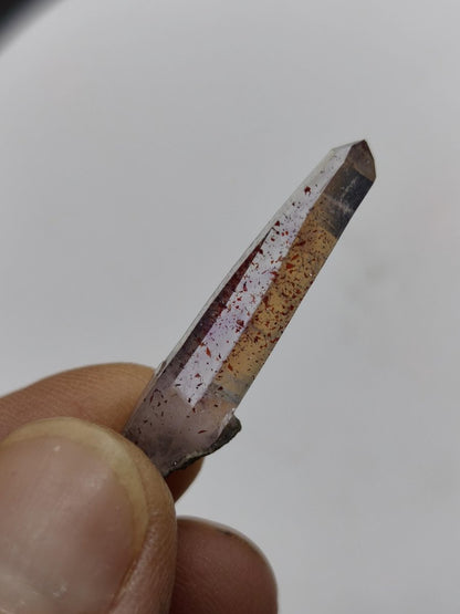 Amethyst Quarz mit roten Hämatit-Einschlüssen | Naturkristall mit klarer Spitze | Sammlerstufe– Erongo Namibia – Sammlerstufe Roh Kristall - Art of Nature Berlin