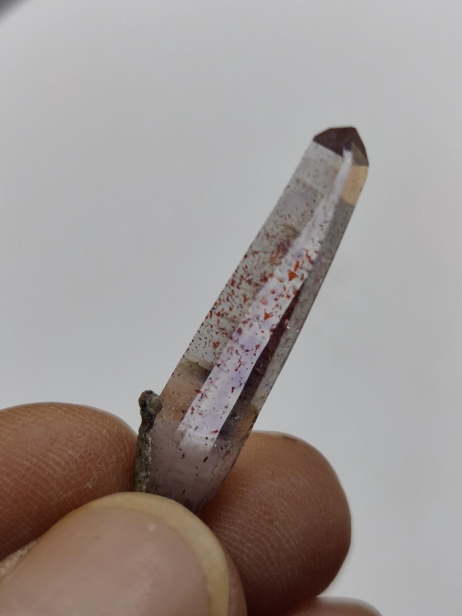 Amethyst Quarz mit roten Hämatit-Einschlüssen | Naturkristall mit klarer Spitze | Sammlerstufe– Erongo Namibia – Sammlerstufe Roh Kristall - Art of Nature Berlin