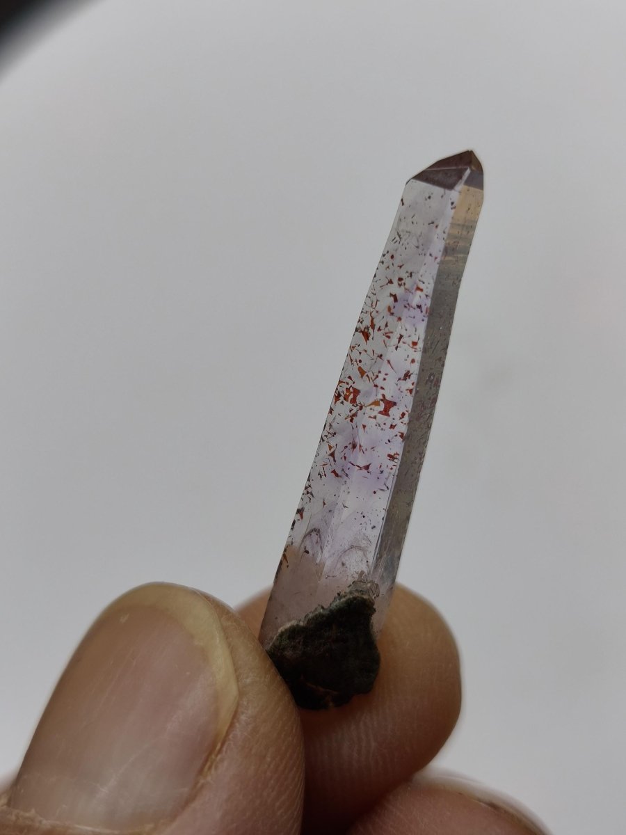Amethyst Quarz mit roten Hämatit-Einschlüssen | Naturkristall mit klarer Spitze | Sammlerstufe– Erongo Namibia – Sammlerstufe Roh Kristall - Art of Nature Berlin