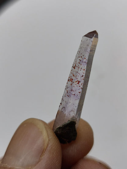Amethyst Quarz mit roten Hämatit-Einschlüssen | Naturkristall mit klarer Spitze | Sammlerstufe– Erongo Namibia – Sammlerstufe Roh Kristall - Art of Nature Berlin