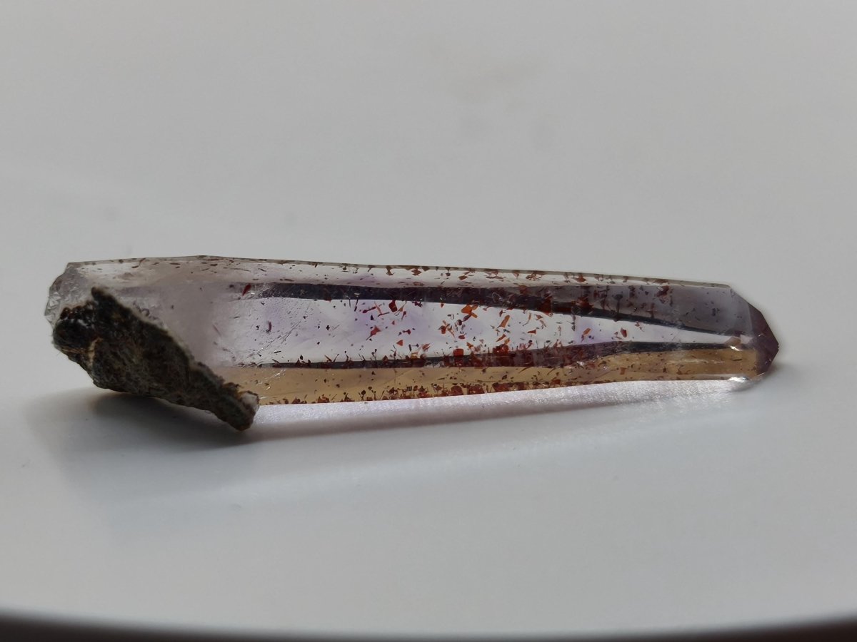 Amethyst Quarz mit roten Hämatit-Einschlüssen | Naturkristall mit klarer Spitze | Sammlerstufe– Erongo Namibia – Sammlerstufe Roh Kristall - Art of Nature Berlin