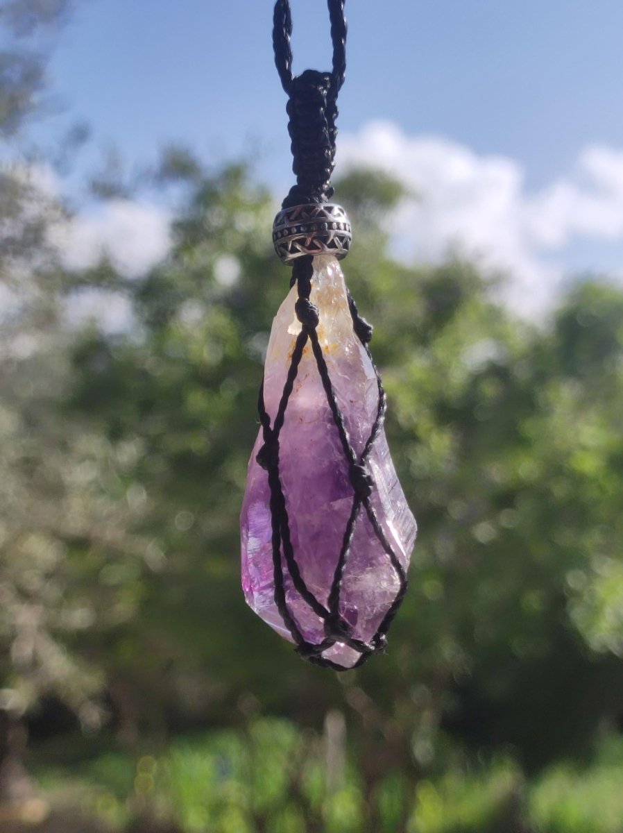 Amethyst roh ~ Makramee Edelstein Kette lila Natur Rarität Heilstein Kristall HIPPIE Boho Mann Frau Mutter Geschenk Er Sie roh Mineral - Art of Nature Berlin