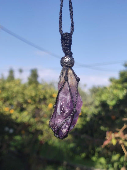 Amethyst roh ~ Makramee Edelstein Kette lila Natur Rarität Heilstein Kristall HIPPIE Boho Mann Frau Mutter Geschenk Er Sie roh Mineral - Art of Nature Berlin