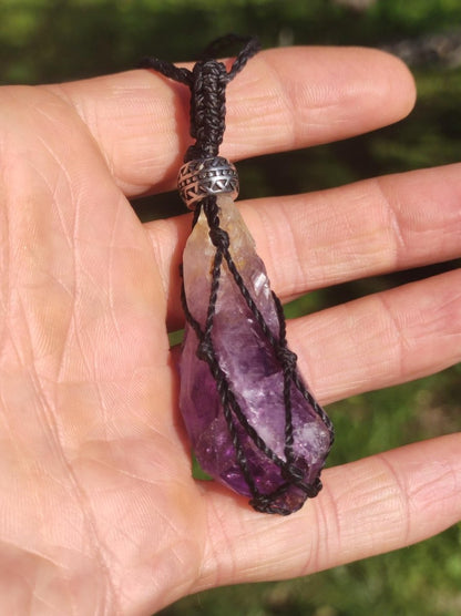 Amethyst roh ~ Makramee Edelstein Kette lila Natur Rarität Heilstein Kristall HIPPIE Boho Mann Frau Mutter Geschenk Er Sie roh Mineral - Art of Nature Berlin
