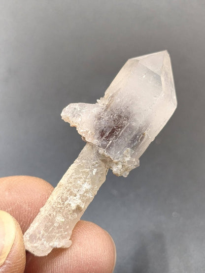Amethyst-Zepterquarz mit naturbelassenem Stiel & Begleitkristallen – Erongo Namibia | Sammlerstufe Roh Kristalle Unikat Mineralien Geschenk - Art of Nature Berlin