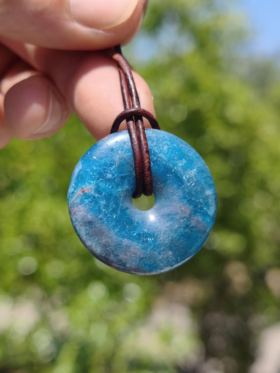 Apatit A ~ Donut 30mm ~ Edelstein Kette blau Natur Rarität Schutzsymbol Heilstein Kristall HIPPIE Boho Ethno Mann Frau Geschenk Er Sie - Art of Nature Berlin