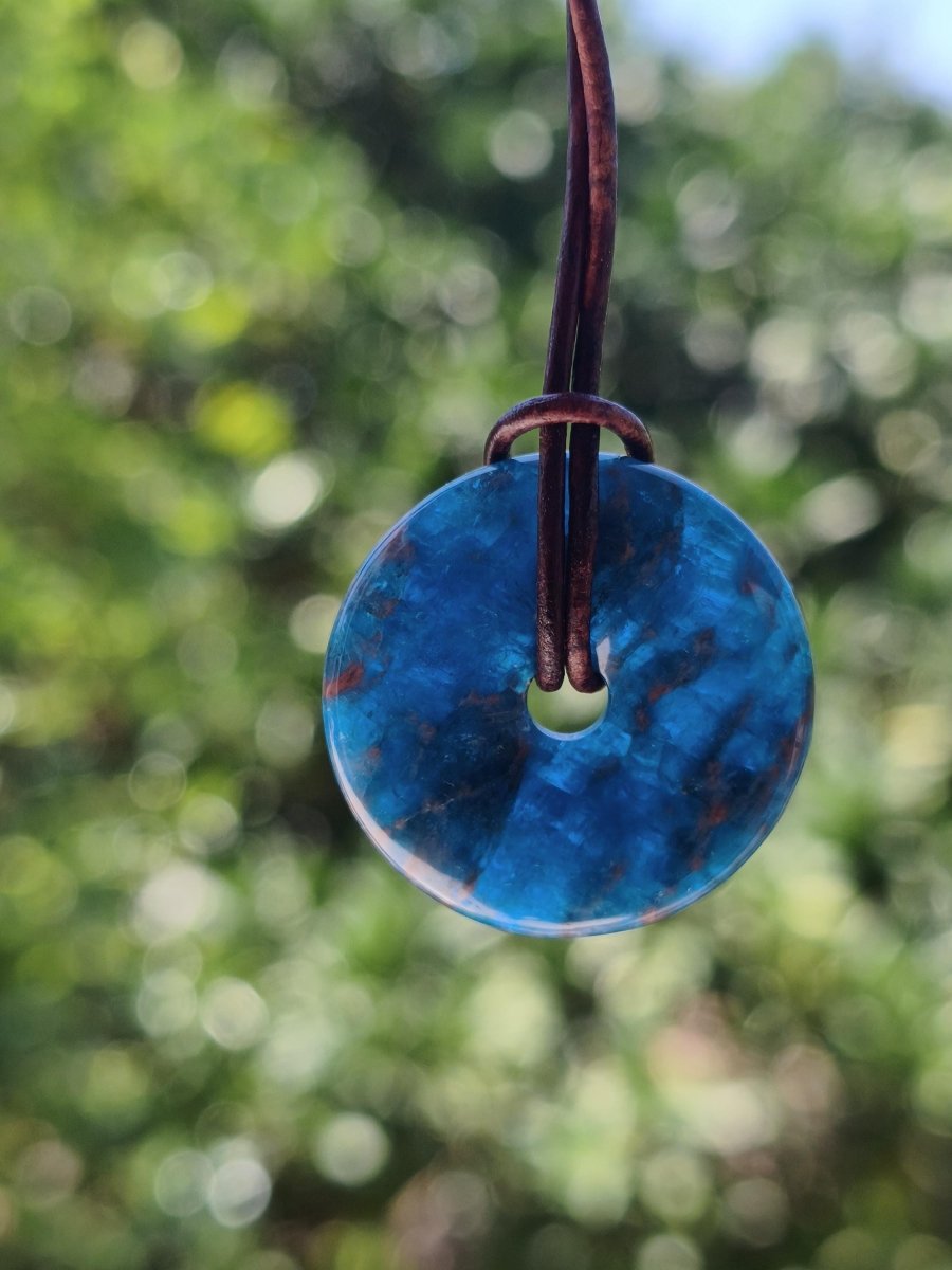Apatit A ~ Donut 30mm ~ Edelstein Kette blau Natur Rarität Schutzsymbol Heilstein Kristall HIPPIE Boho Ethno Mann Frau Geschenk Er Sie - Art of Nature Berlin