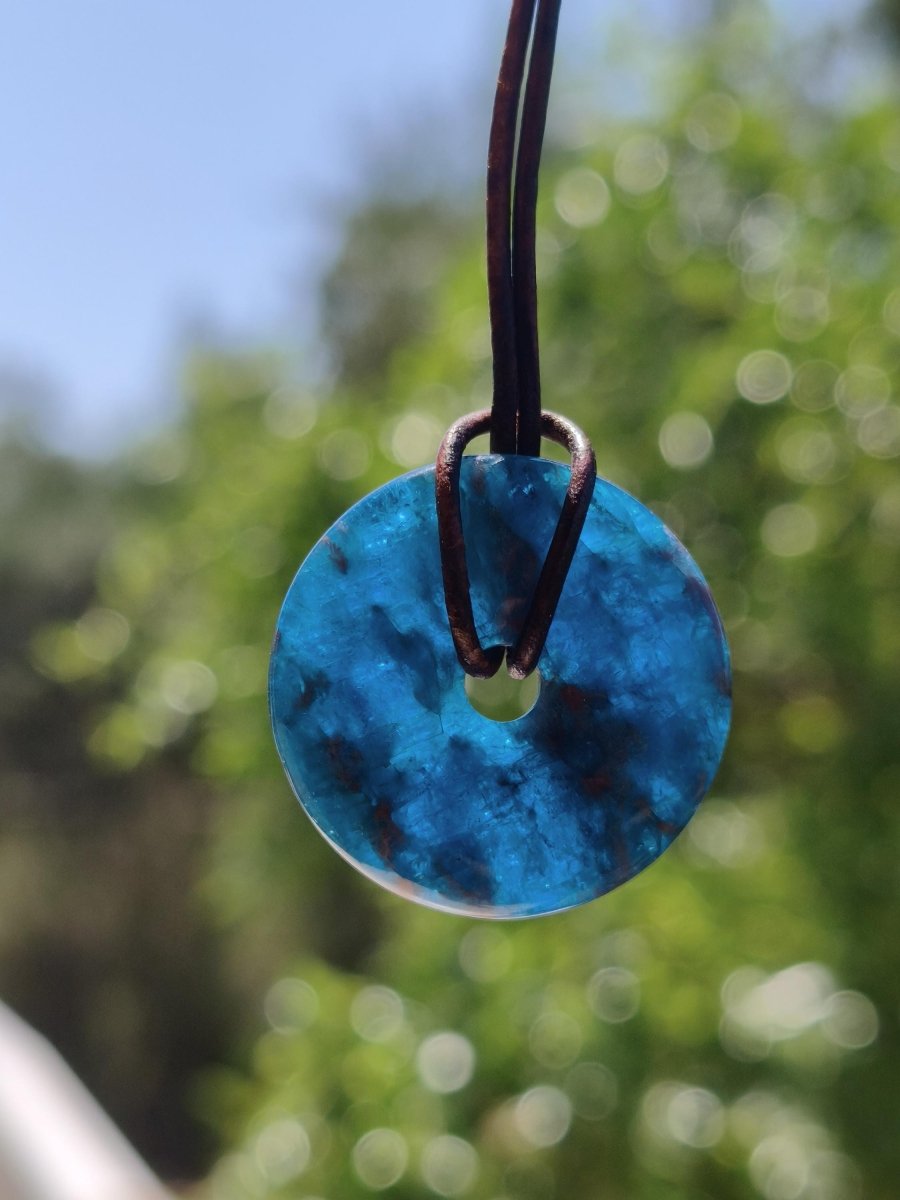 Apatit A ~ Donut 30mm ~ Edelstein Kette blau Natur Rarität Schutzsymbol Heilstein Kristall HIPPIE Boho Ethno Mann Frau Geschenk Er Sie - Art of Nature Berlin