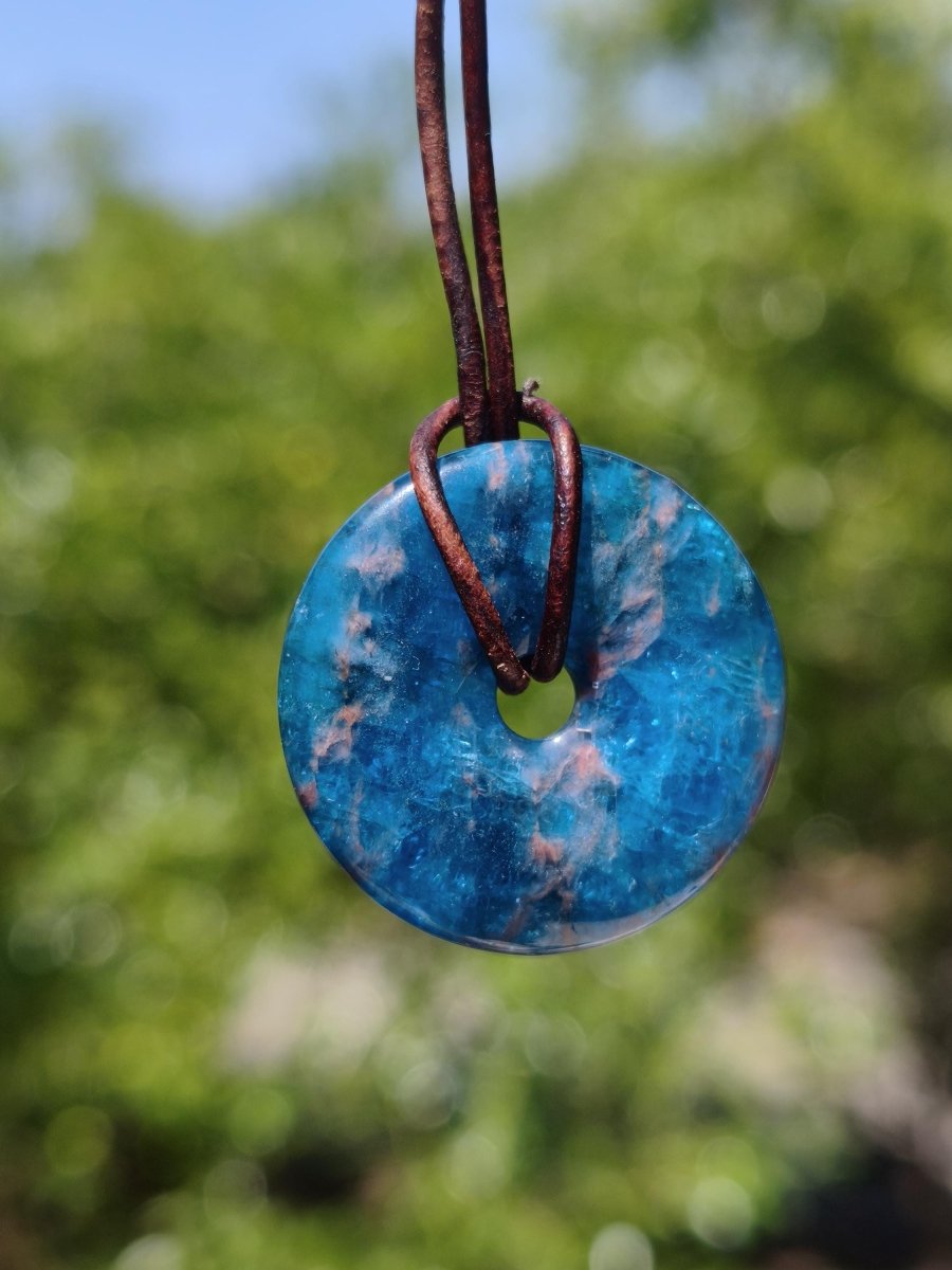 Apatit A ~ Donut 30mm ~ Edelstein Kette blau Natur Rarität Schutzsymbol Heilstein Kristall HIPPIE Boho Ethno Mann Frau Geschenk Er Sie - Art of Nature Berlin