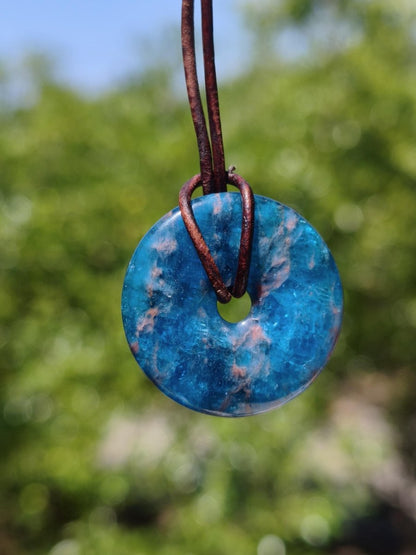 Apatit A ~ Donut 30mm ~ Edelstein Kette blau Natur Rarität Schutzsymbol Heilstein Kristall HIPPIE Boho Ethno Mann Frau Geschenk Er Sie - Art of Nature Berlin