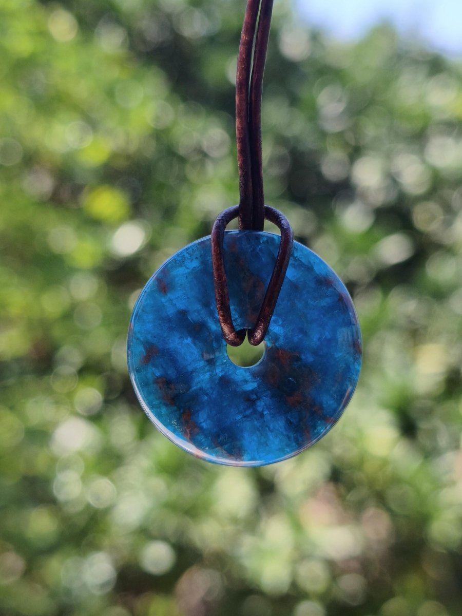 Apatit A ~ Donut 30mm ~ Edelstein Kette blau Natur Rarität Schutzsymbol Heilstein Kristall HIPPIE Boho Ethno Mann Frau Geschenk Er Sie - Art of Nature Berlin