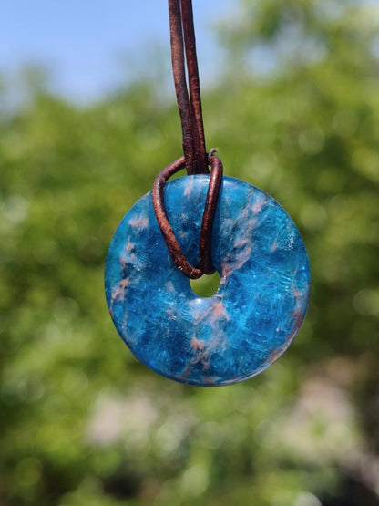 Apatit A ~ Donut 30mm ~ Edelstein Kette blau Natur Rarität Schutzsymbol Heilstein Kristall HIPPIE Boho Ethno Mann Frau Geschenk Er Sie - Art of Nature Berlin