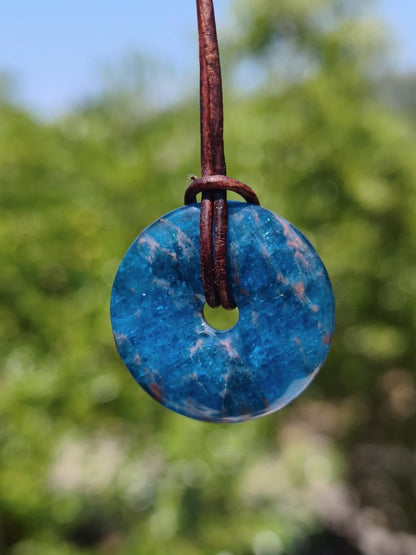 Apatit A ~ Donut 30mm ~ Edelstein Kette blau Natur Rarität Schutzsymbol Heilstein Kristall HIPPIE Boho Ethno Mann Frau Geschenk Er Sie - Art of Nature Berlin