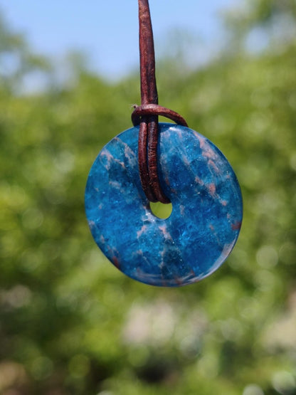 Apatit A ~ Donut 30mm ~ Edelstein Kette blau Natur Rarität Schutzsymbol Heilstein Kristall HIPPIE Boho Ethno Mann Frau Geschenk Er Sie - Art of Nature Berlin