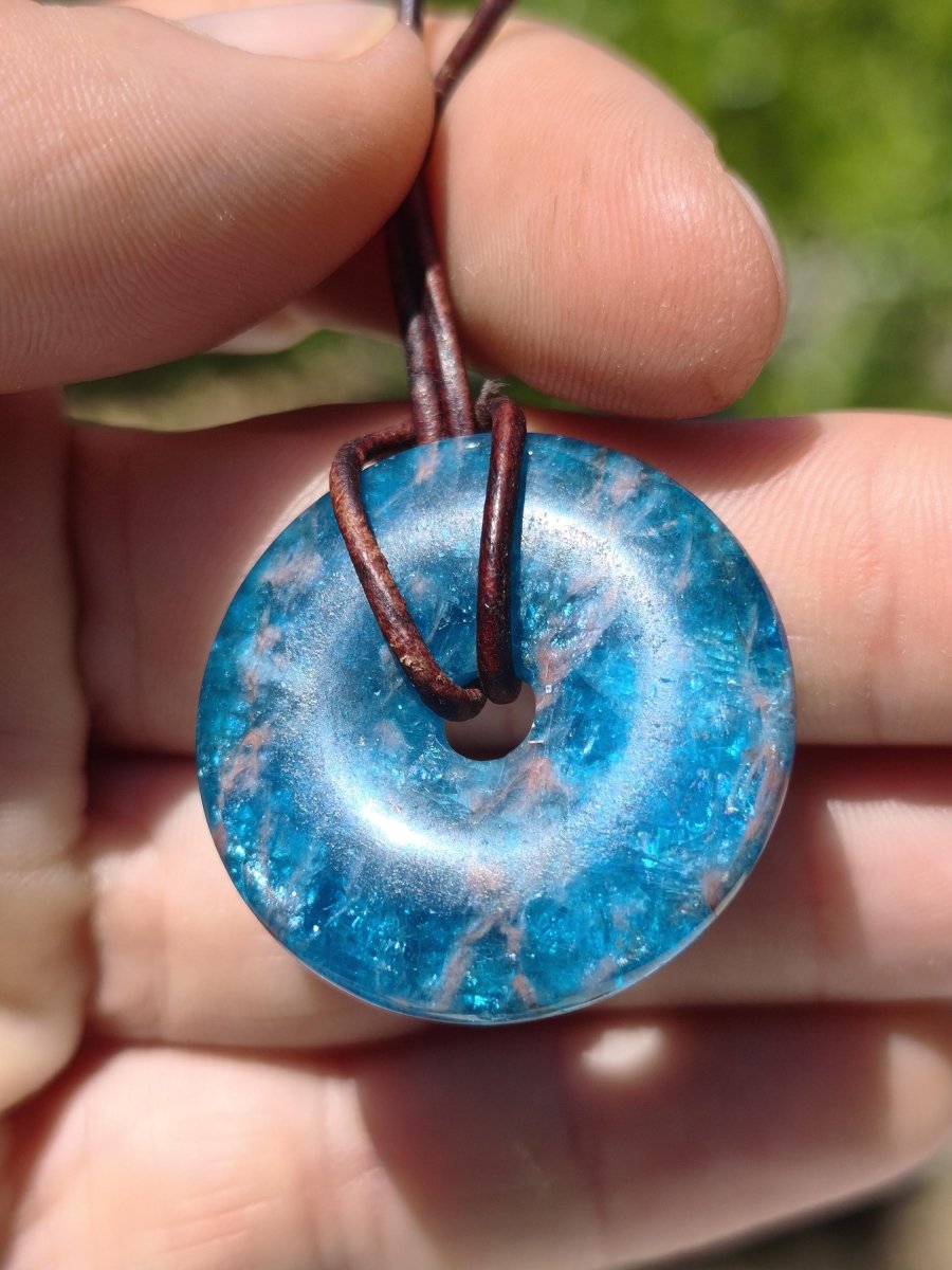 Apatit A ~ Donut 30mm ~ Edelstein Kette blau Natur Rarität Schutzsymbol Heilstein Kristall HIPPIE Boho Ethno Mann Frau Geschenk Er Sie - Art of Nature Berlin