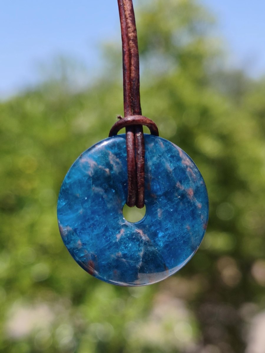 Apatit A ~ Donut 30mm ~ Edelstein Kette blau Natur Rarität Schutzsymbol Heilstein Kristall HIPPIE Boho Ethno Mann Frau Geschenk Er Sie - Art of Nature Berlin