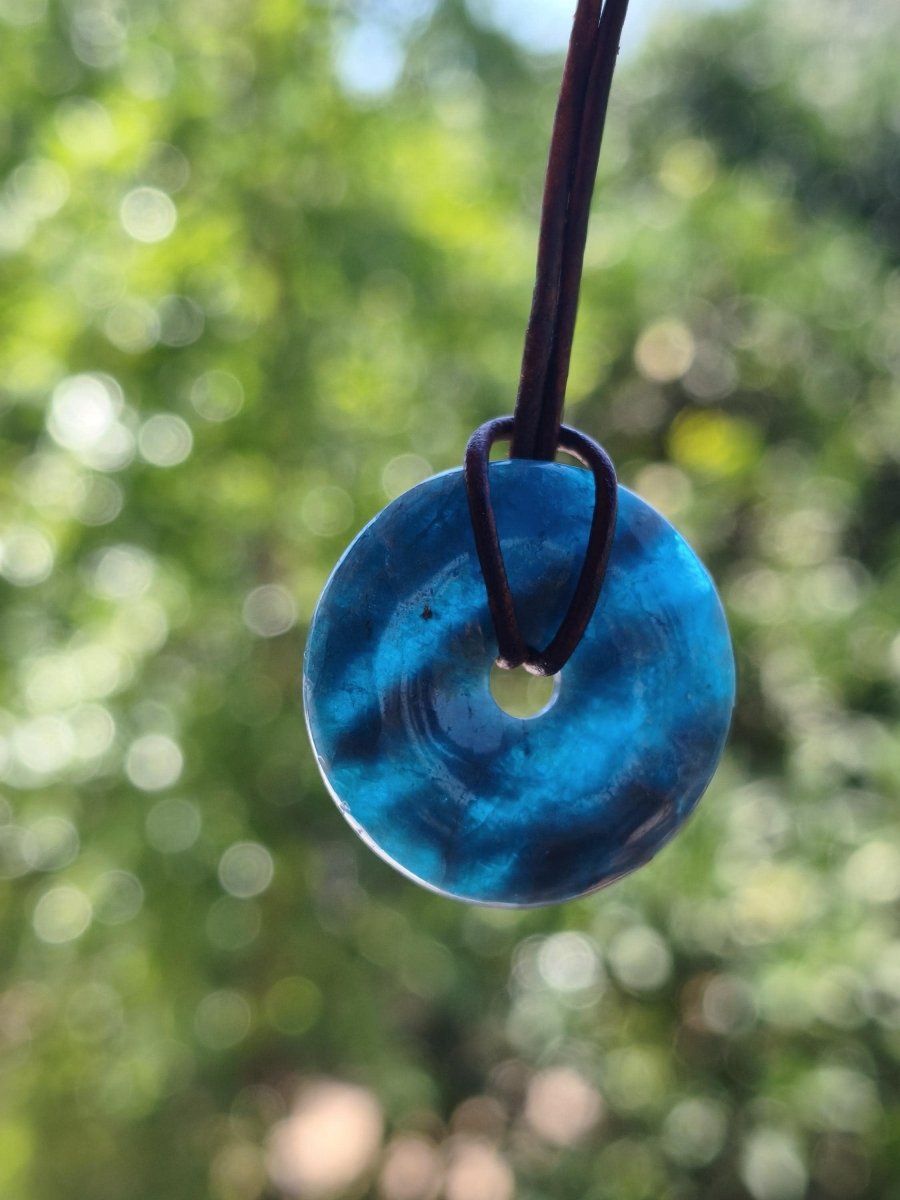 Apatit A ~ Donut 30mm ~ Edelstein Kette blau Natur Rarität Schutzsymbol Heilstein Kristall HIPPIE Boho Ethno Mann Frau Geschenk Er Sie - Art of Nature Berlin