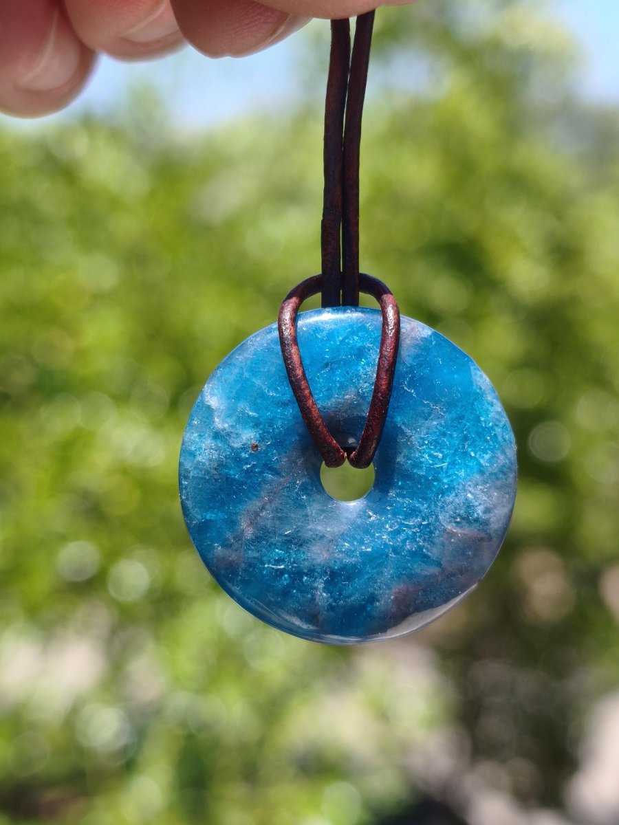 Apatit A ~ Donut 30mm ~ Edelstein Kette blau Natur Rarität Schutzsymbol Heilstein Kristall HIPPIE Boho Ethno Mann Frau Geschenk Er Sie - Art of Nature Berlin