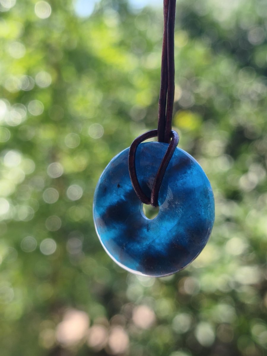 Apatit A ~ Donut 30mm ~ Edelstein Kette blau Natur Rarität Schutzsymbol Heilstein Kristall HIPPIE Boho Ethno Mann Frau Geschenk Er Sie - Art of Nature Berlin