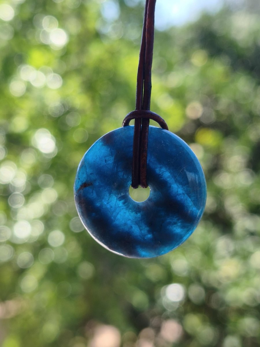 Apatit A ~ Donut 30mm ~ Edelstein Kette blau Natur Rarität Schutzsymbol Heilstein Kristall HIPPIE Boho Ethno Mann Frau Geschenk Er Sie - Art of Nature Berlin