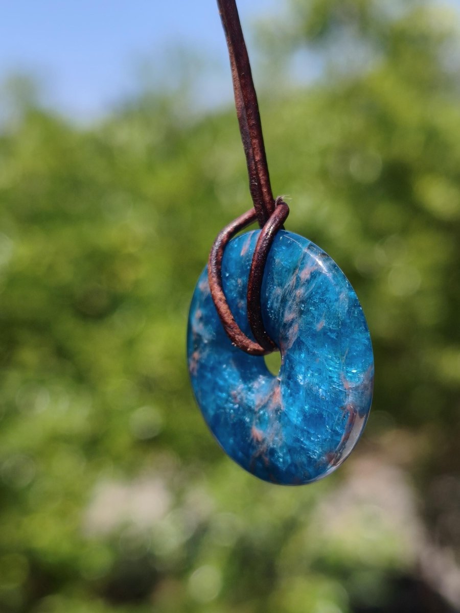 Apatit A ~ Donut 30mm ~ Edelstein Kette blau Natur Rarität Schutzsymbol Heilstein Kristall HIPPIE Boho Ethno Mann Frau Geschenk Er Sie - Art of Nature Berlin