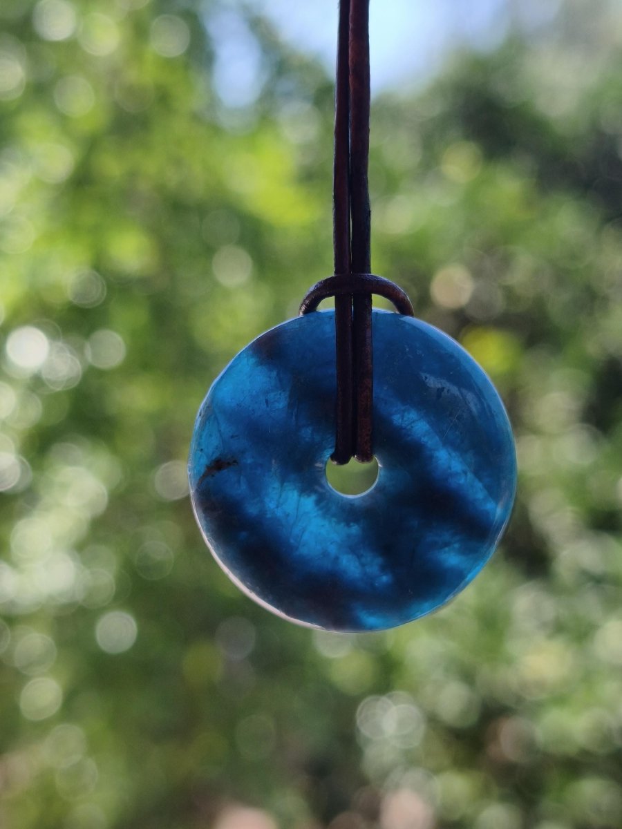 Apatit A ~ Donut 30mm ~ Edelstein Kette blau Natur Rarität Schutzsymbol Heilstein Kristall HIPPIE Boho Ethno Mann Frau Geschenk Er Sie - Art of Nature Berlin