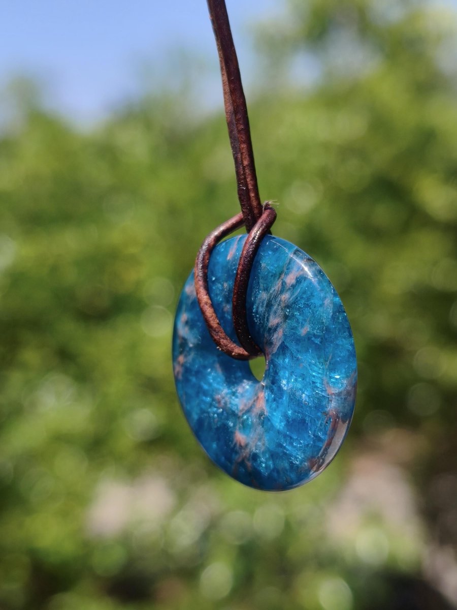 Apatit A ~ Donut 30mm ~ Edelstein Kette blau Natur Rarität Schutzsymbol Heilstein Kristall HIPPIE Boho Ethno Mann Frau Geschenk Er Sie - Art of Nature Berlin
