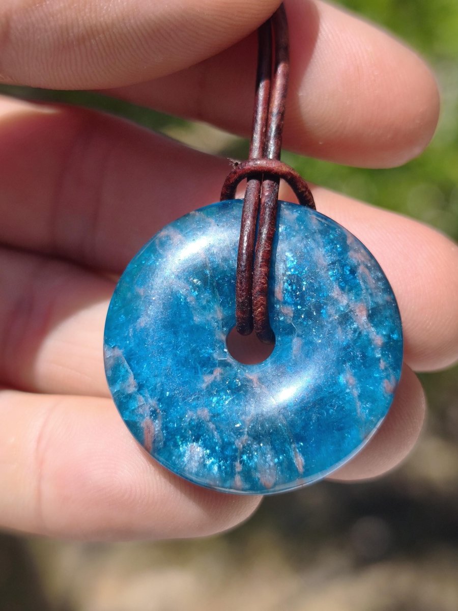 Apatit A ~ Donut 30mm ~ Edelstein Kette blau Natur Rarität Schutzsymbol Heilstein Kristall HIPPIE Boho Ethno Mann Frau Geschenk Er Sie - Art of Nature Berlin