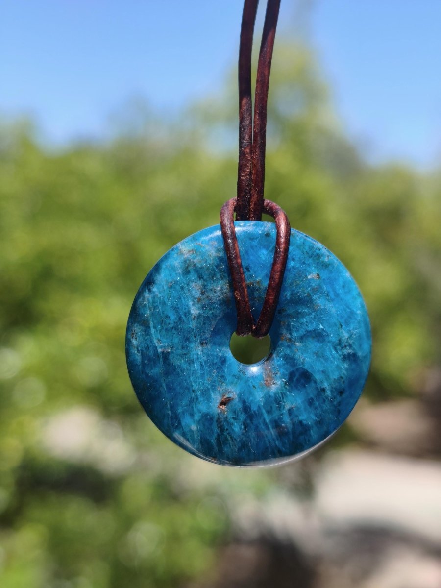 Apatit AAA ~ Donut 30mm ~ Edelstein Kette blau Natur Rarität Schutzsymbol Heilstein Kristall HIPPIE Boho Ethno Mann Frau Geschenk Er Sie - Art of Nature Berlin