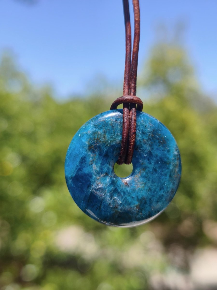 Apatit AAA ~ Donut 30mm ~ Edelstein Kette blau Natur Rarität Schutzsymbol Heilstein Kristall HIPPIE Boho Ethno Mann Frau Geschenk Er Sie - Art of Nature Berlin