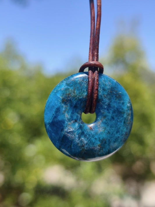 Apatit AAA ~ Donut 30mm ~ Edelstein Kette blau Natur Rarität Schutzsymbol Heilstein Kristall HIPPIE Boho Ethno Mann Frau Geschenk Er Sie - Art of Nature Berlin