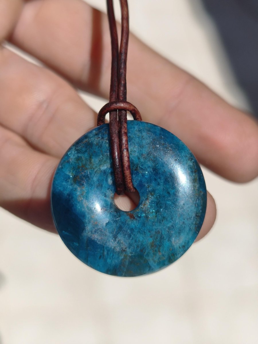 Apatit AAA ~ Donut 30mm ~ Edelstein Kette blau Natur Rarität Schutzsymbol Heilstein Kristall HIPPIE Boho Ethno Mann Frau Geschenk Er Sie - Art of Nature Berlin