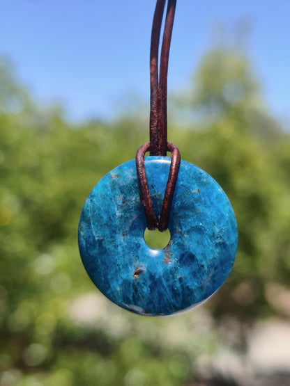 Apatit AAA ~ Donut 30mm ~ Edelstein Kette blau Natur Rarität Schutzsymbol Heilstein Kristall HIPPIE Boho Ethno Mann Frau Geschenk Er Sie - Art of Nature Berlin