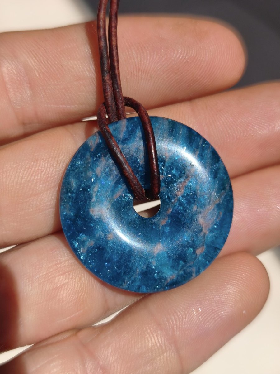 Apatit AAA ~ Donut 30mm ~ Edelstein Kette blau Natur Rarität Schutzsymbol Heilstein Kristall HIPPIE Boho Ethno Mann Frau Geschenk Er Sie - Art of Nature Berlin