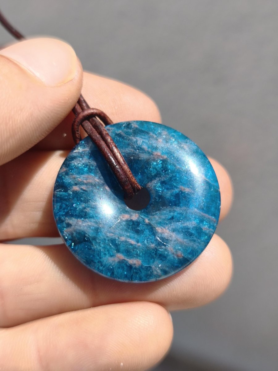 Apatit AAA ~ Donut 30mm ~ Edelstein Kette blau Natur Rarität Schutzsymbol Heilstein Kristall HIPPIE Boho Ethno Mann Frau Geschenk Er Sie - Art of Nature Berlin