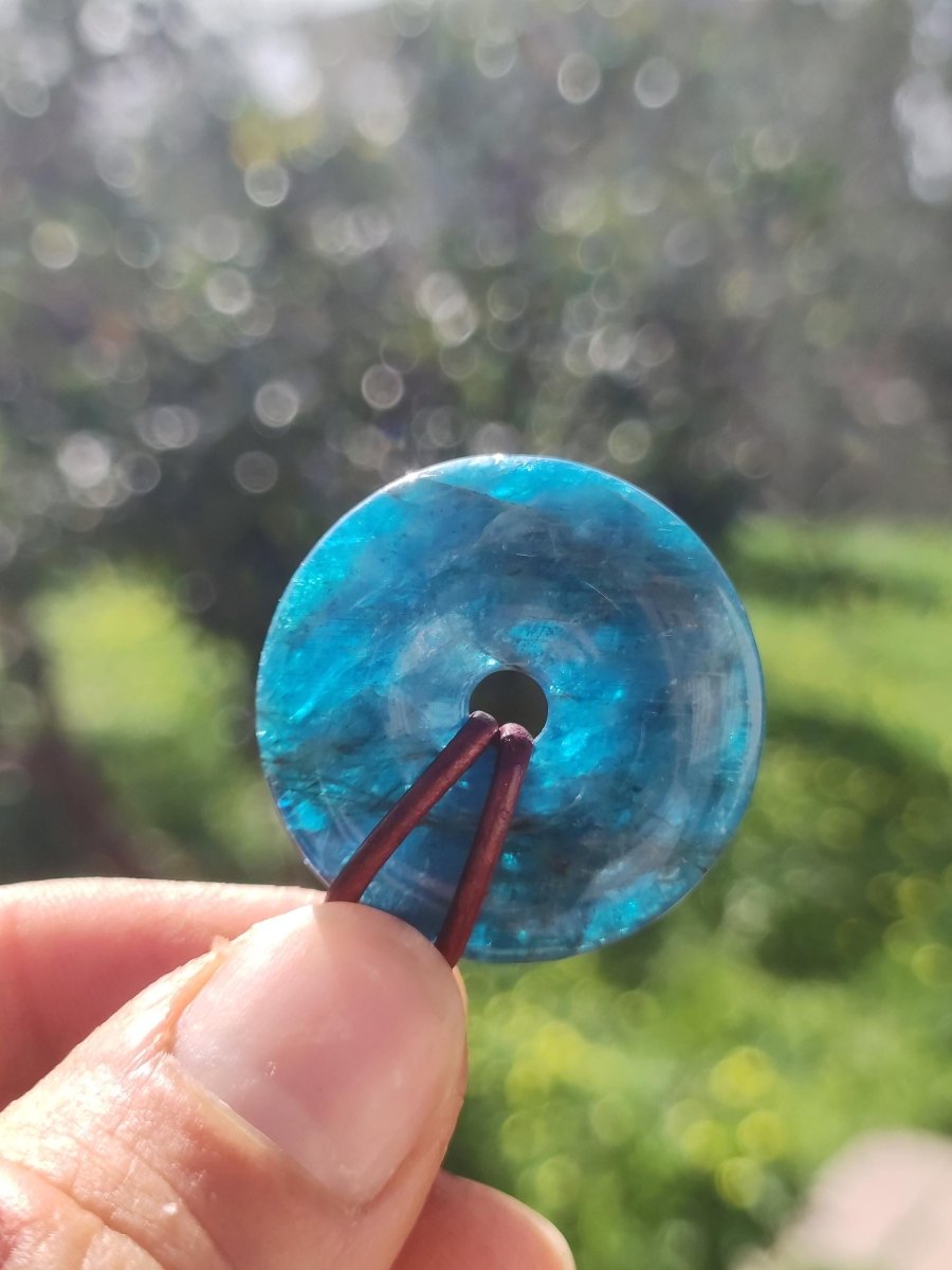 Apatit AAA ~ Donut 30mm ~ Edelstein Kette blau Natur Rarität Schutzsymbol Heilstein Kristall HIPPIE Boho Ethno Mann Frau Geschenk Er Sie - Art of Nature Berlin