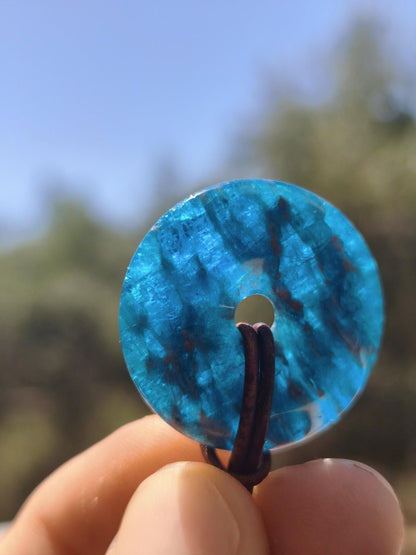 Apatit AAA ~ Donut 30mm ~ Edelstein Kette blau Natur Rarität Schutzsymbol Heilstein Kristall HIPPIE Boho Ethno Mann Frau Geschenk Er Sie - Art of Nature Berlin
