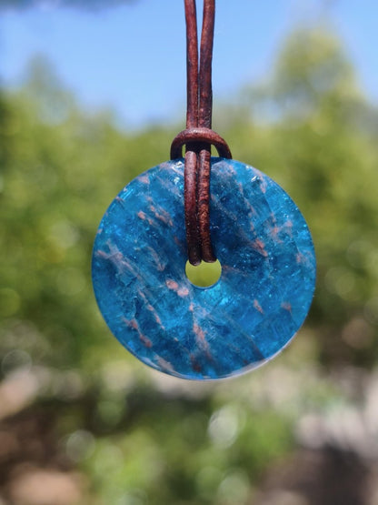 Apatit AAA ~ Donut 30mm ~ Edelstein Kette blau Natur Rarität Schutzsymbol Heilstein Kristall HIPPIE Boho Ethno Mann Frau Geschenk Er Sie - Art of Nature Berlin