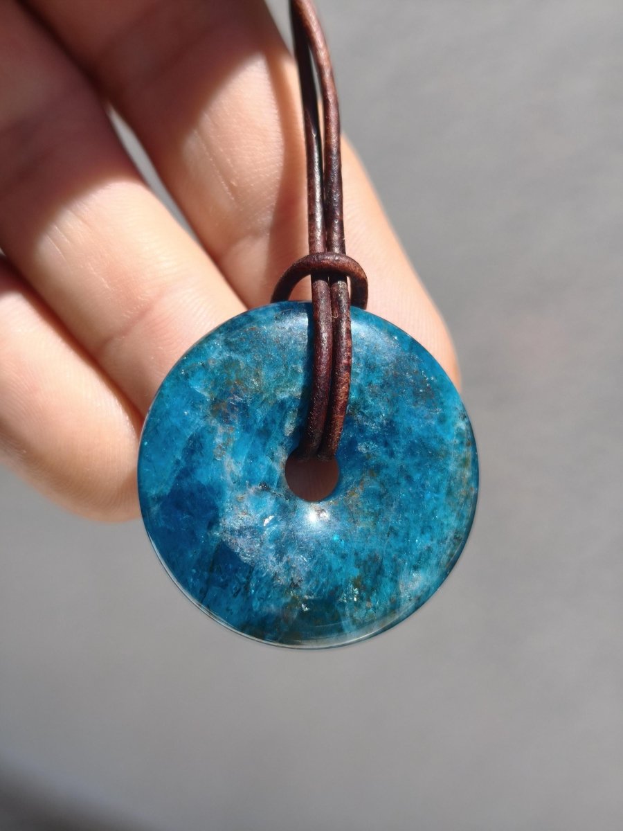 Apatit AAA ~ Donut 30mm ~ Edelstein Kette blau Natur Rarität Schutzsymbol Heilstein Kristall HIPPIE Boho Ethno Mann Frau Geschenk Er Sie - Art of Nature Berlin