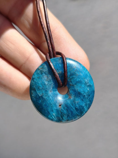 Apatit AAA ~ Donut 30mm ~ Edelstein Kette blau Natur Rarität Schutzsymbol Heilstein Kristall HIPPIE Boho Ethno Mann Frau Geschenk Er Sie - Art of Nature Berlin