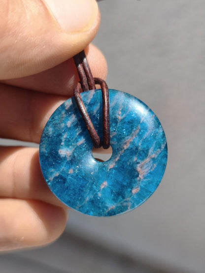 Apatit AAA ~ Donut 30mm ~ Edelstein Kette blau Natur Rarität Schutzsymbol Heilstein Kristall HIPPIE Boho Ethno Mann Frau Geschenk Er Sie - Art of Nature Berlin