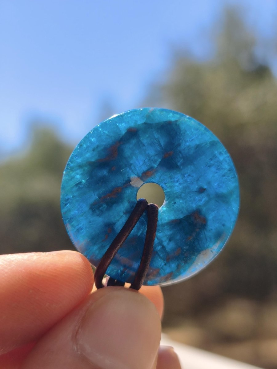 Apatit AAA ~ Donut 30mm ~ Edelstein Kette blau Natur Rarität Schutzsymbol Heilstein Kristall HIPPIE Boho Ethno Mann Frau Geschenk Er Sie - Art of Nature Berlin