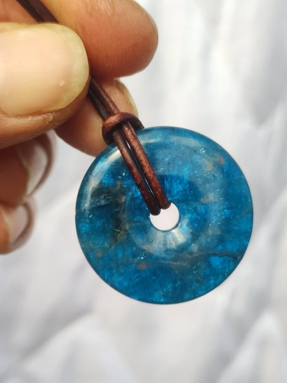 Apatit AAA ~ Donut 30mm ~ Edelstein Kette blau Natur Rarität Schutzsymbol Heilstein Kristall HIPPIE Boho Ethno Mann Frau Geschenk Er Sie - Art of Nature Berlin