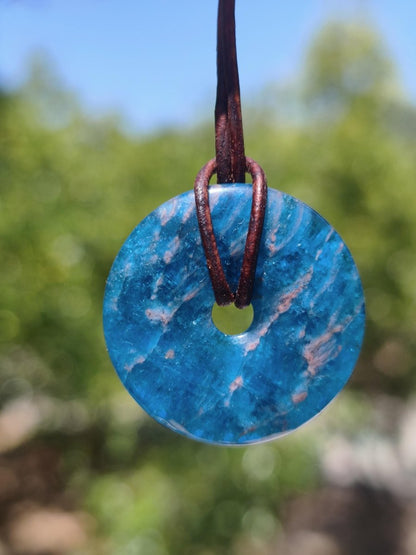 Apatit AAA ~ Donut 30mm ~ Edelstein Kette blau Natur Rarität Schutzsymbol Heilstein Kristall HIPPIE Boho Ethno Mann Frau Geschenk Er Sie - Art of Nature Berlin