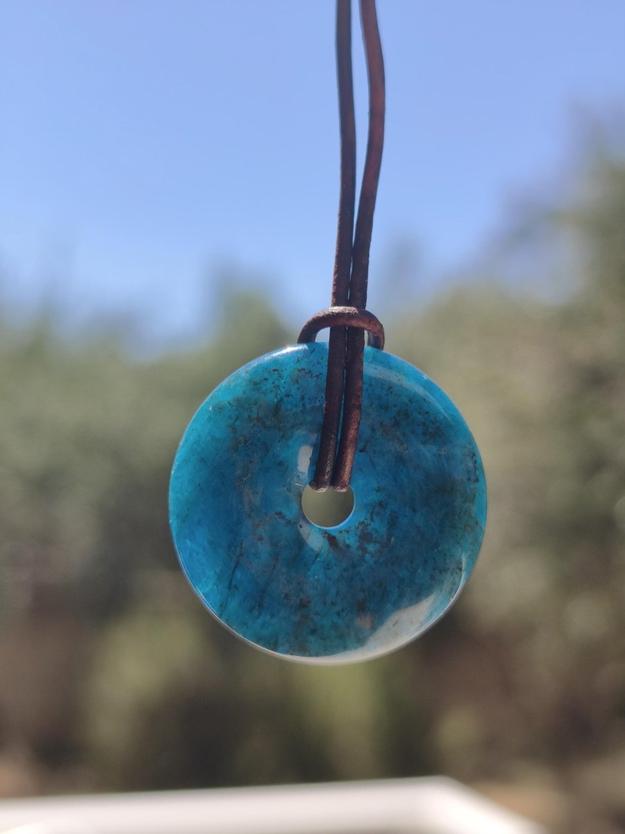 Apatit AAA ~ Donut 30mm ~ Edelstein Kette blau Natur Rarität Schutzsymbol Heilstein Kristall HIPPIE Boho Ethno Mann Frau Geschenk Er Sie - Art of Nature Berlin