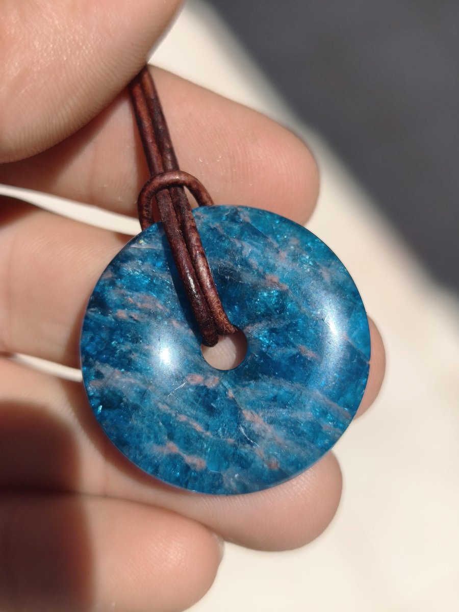 Apatit AAA ~ Donut 30mm ~ Edelstein Kette blau Natur Rarität Schutzsymbol Heilstein Kristall HIPPIE Boho Ethno Mann Frau Geschenk Er Sie - Art of Nature Berlin